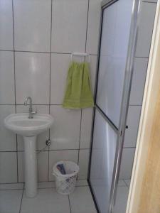 een kleine badkamer met een wastafel en een douche bij CHACARA NOSSA SENHORA DAS DORES in Cachoeira Paulista