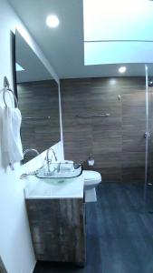 Ett badrum på Hotel Agora Boutique