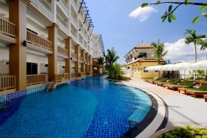 Bazén v ubytování Kata Sea Breeze Resort - SHA Plus nebo v jeho okolí