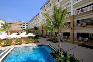 Bazén v ubytování Kata Sea Breeze Resort - SHA Plus nebo v jeho okolí