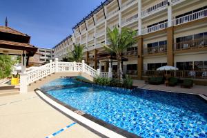 Bazén v ubytování Kata Sea Breeze Resort - SHA Plus nebo v jeho okolí