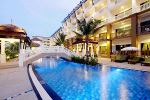 Bazén v ubytování Kata Sea Breeze Resort - SHA Plus nebo v jeho okolí
