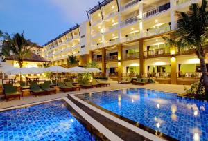 Bazén v ubytování Kata Sea Breeze Resort - SHA Plus nebo v jeho okolí