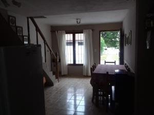 Un comedor con una mesa y una ventana. en Duplex cerca del Mar en Las Toninas, en Las Toninas