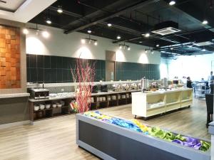 a large kitchen with aasteryasteryasteryasteryasteryasteryasteryasteryasteryasteryastery at Purnama Hotel in Limbang