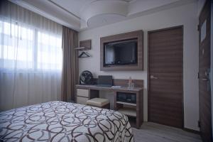 Econo Express Hotel的电视和/或娱乐中心