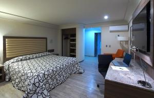Econo Express Hotel客房内的一张或多张床位