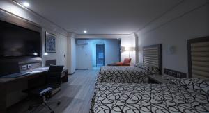 Econo Express Hotel客房内的一张或多张床位