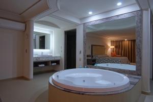 Econo Express Hotel客房内的一张或多张床位