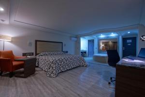 Econo Express Hotel客房内的一张或多张床位