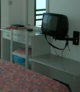 una camera con TV su un tavolo con un letto di Souli Beach Hotel a Polis Chrysochous