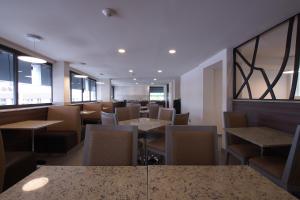 Econo Express Hotel的休息区
