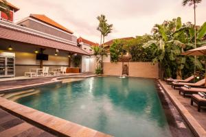 una piscina en el patio trasero de una casa en Surya Mas Villa, en Legian