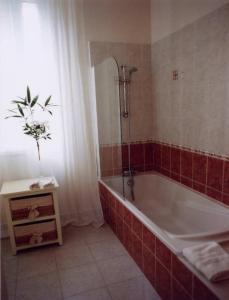 baño con bañera, ventana y lavamanos en Chambres d'Hotes la Raspeliere en Cabourg