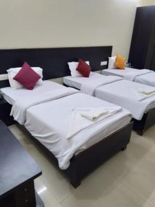 KushinagarHotel the Ideal的房间里有三张床