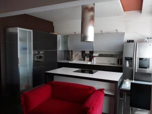 eine Küche mit einem roten Sofa in der Küche in der Unterkunft BAKU CITY CENTER 3. Bedrooms 3. in Baku