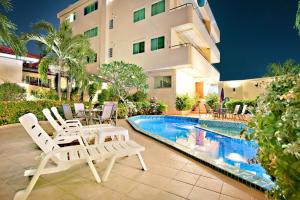 Bazén v ubytování BUTTERFLY GARDEN BOUTIQUE RESIDENCES A luxury oasis & Lifestyle Destination by NEANG The amenities you want at an affordable price EX Large 1-3 bedroom Free WIFI Rain shower Spa Bath Staff 24-7 nebo v jeho okolí
