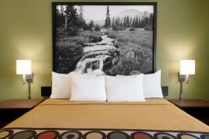 מיטה או מיטות בחדר ב-Super 8 by Wyndham S Jordan/Sandy/Slc Area