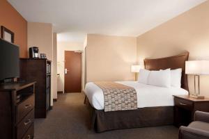Кровать или кровати в номере Travelodge by Wyndham Pincher Creek +14 фотографий