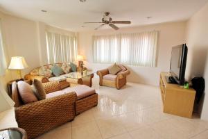TV a/nebo společenská místnost v ubytování BUTTERFLY GARDEN BOUTIQUE RESIDENCES A luxury oasis & Lifestyle Destination by NEANG The amenities you want at an affordable price EX Large 1-3 bedroom Free WIFI Rain shower Spa Bath Staff 24-7