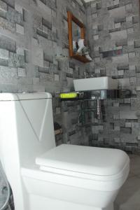 La salle de bains est pourvue de toilettes blanches et d'un lavabo. dans l'établissement Maduranga n Guest, à Mirissa