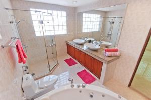 Koupelna v ubytování BUTTERFLY GARDEN BOUTIQUE RESIDENCES A luxury oasis & Lifestyle Destination by NEANG The amenities you want at an affordable price EX Large 1-3 bedroom Free WIFI Rain shower Spa Bath Staff 24-7