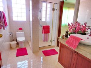 Koupelna v ubytování BUTTERFLY GARDEN BOUTIQUE RESIDENCES A luxury oasis & Lifestyle Destination by NEANG The amenities you want at an affordable price EX Large 1-3 bedroom Free WIFI Rain shower Spa Bath Staff 24-7