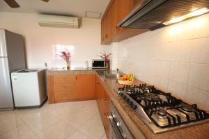 Kuchyň nebo kuchyňský kout v ubytování BUTTERFLY GARDEN BOUTIQUE RESIDENCES A luxury oasis & Lifestyle Destination by NEANG The amenities you want at an affordable price EX Large 1-3 bedroom Free WIFI Rain shower Spa Bath Staff 24-7
