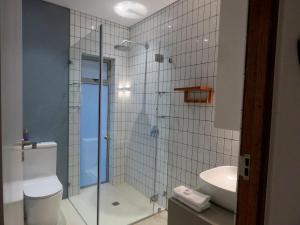 赫曼努斯Troon Beach Cottage Hermanus的带淋浴、马桶和水槽的浴室 更多118张照片