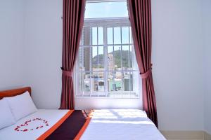 Postel nebo postele na pokoji v ubytování Sevensea Vung Tau