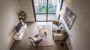 吉隆坡的住宿－EST Suites Bangsar by Airhost，带沙发和电视的客厅