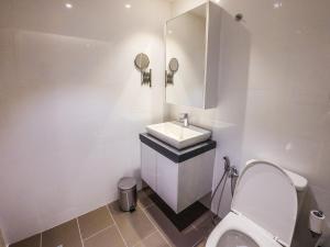 Kupatilo u objektu EST Suites Bangsar by Airhost