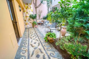 a courtyard with plants and a table and chairs at Rozmari and Spa in Agia Galini