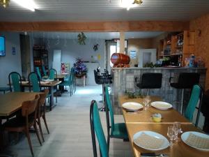 Kuchyň nebo kuchyňský kout v ubytování Camping le Montbartoux