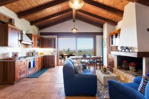cocina grande con sofá azul y mesa en Brassol Casa Vacanze Vista Mare, en Alghero 38 fotos más