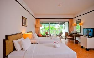 Телевизор и/или развлекательный центр в Aonang Villa Resort I Beach Front