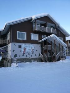 un edificio con un mural en la nieve en Leviraitti 4 A2, en Kittilä