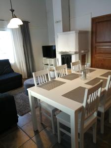 Un comedor con una mesa y sillas blancas. en Leviraitti 4 A2, en Kittilä