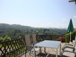einen Tisch und Stühle auf einem Balkon mit Aussicht in der Unterkunft Ferienhaus Weingut Bauer in Gamlitz