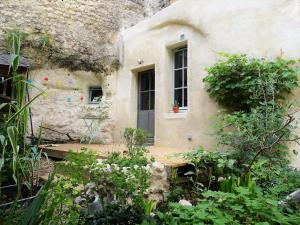 トゥールにあるGite de Loup-Terreの玄関と扉付きの石造りの家
