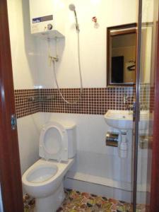 Kopalnica v nastanitvi First Inn Hotel & Guest House Reception at 10TH F, Block E