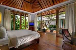 TV a/nebo společenská místnost v ubytování The Akasha Seminyak Bali Luxury Villas