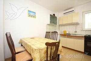 Kuchyň nebo kuchyňský kout v ubytování Apartments Ana