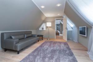 ein Wohnzimmer mit einem Sofa und einem Teppich in der Unterkunft Hotel Domschenke in Billerbeck