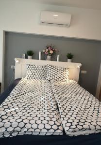 ein Schlafzimmer mit einem Bett mit einer weißen Bettdecke in der Unterkunft We love Arroyo - holiday home Benalmadena in Benalmádena