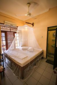 un letto coperto di plastica in una stanza di Leynbaan Villa a Galle