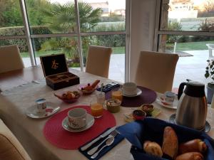 - une table avec un petit-déjeuner composé de café et de pain dans l'établissement CHEZ MT ET JR, à Vannes