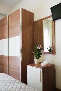 Schlafzimmer mit einem Bett und einem Spiegel in der Unterkunft Hotel St Pierre in Rimini