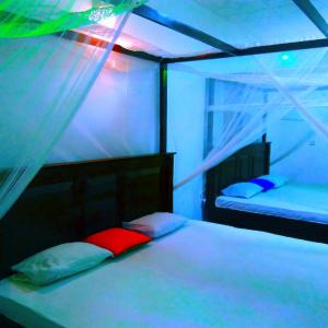 Postel nebo postele na pokoji v ubytování Tharurashmi Sea Pond villa & Surf Hostel - Hiriketiya