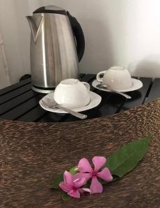 Kemudahan buat kopi dan teh di Papillon Bungalows